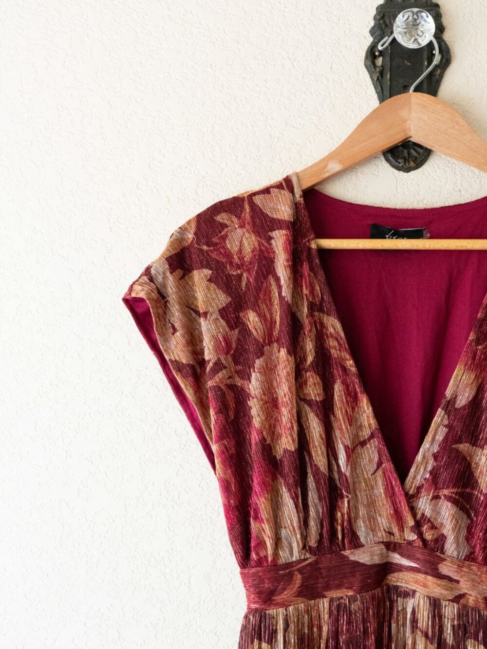 VICI Burgundy Floral Metallic Gold Pleated Maxi Dress XS Deep V Neck Slit - Picture 5 of 15